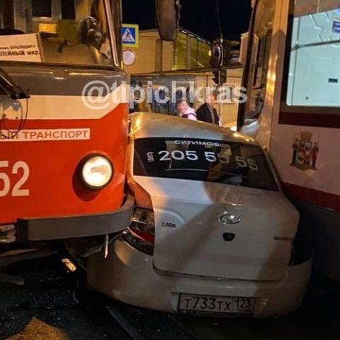 В Краснодаре в такси между двумя трамваями застряли люди